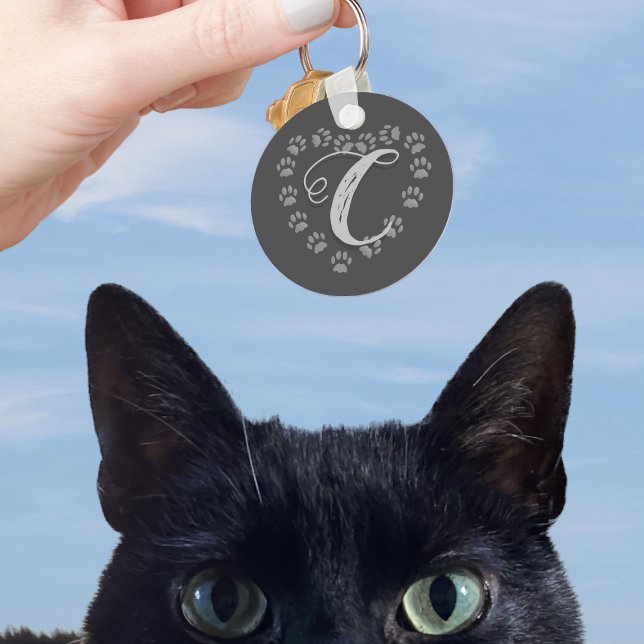 Porte-clés Empreinte de patte de chat noir Porte - clé de mon (For lovers of grey toebeans and keychains. Add your cat's initial (or yours) to this cute keychain)
