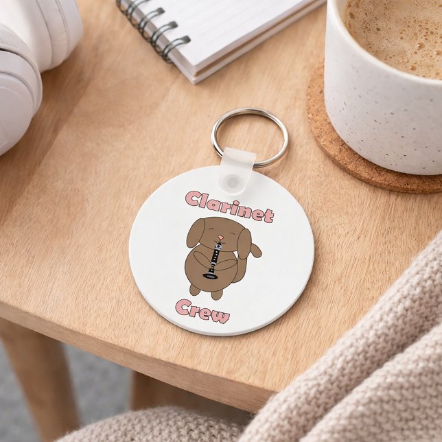 Porte-clés Équipage de clarinette mignon Chien brun Création  (A key chain with a cute dog playing the clarinet and the text Clarinet Crew in pink letters.)