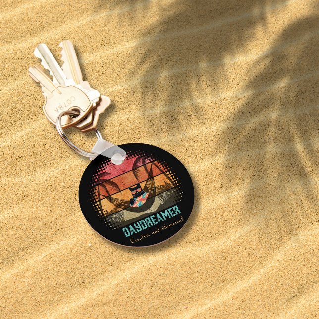 Porte-clés Évasion tropicale ronde de chat cool rêvant (Daydreaming Cool Cat's Tropical Escape round Keychain)