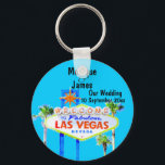 Porte-clés Faire-part de mariage Las Vegas<br><div class="desc">Inclure ce porte - clé Las Vegas personnalisé dans votre faire-part de mariage et une façon amusante de dire à vos invités d'enregistrer la date. Cela fait un cadeau coloré et amusant pour tous sur votre liste d'invités. Commémorez votre célébration spéciale.</div>