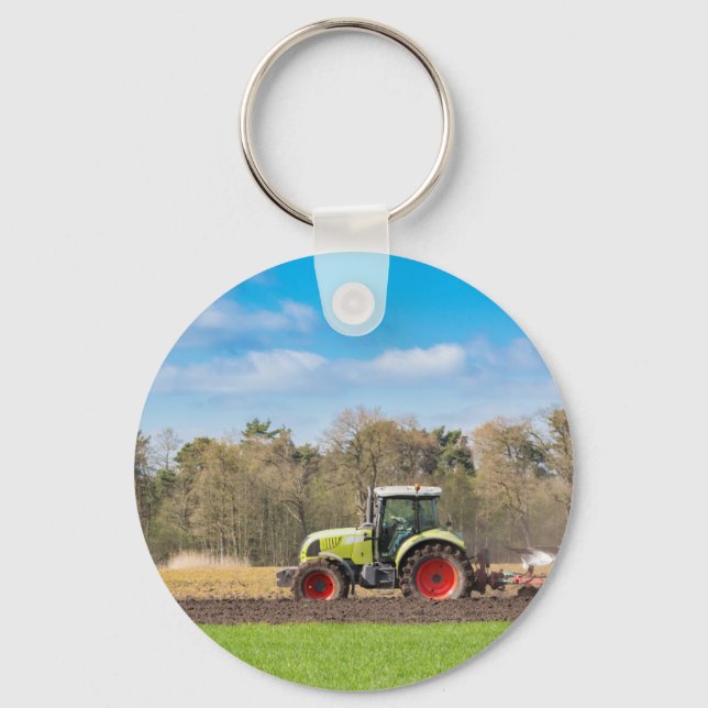 Porte-clés Farmer on tractor plowing sandy soil in spring (Recto)