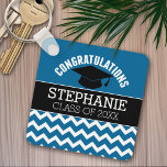 Porte-clés Félicitations Diplômé - Bleu noir Graduation<br><div class="desc">Un chapeau traditionnel de diplôme et félicitations au nom du diplômé. Ajoutez n'importe quelle année pour personnaliser ce design fantaisiste. Cela peut être utilisé pour n'importe quel diplômé - lycée,  collège,  lycée,  école de médecine ou même école de commerce.</div>