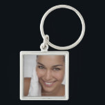 Porte-clés Femme frottant son visage avec un chiffon<br><div class="desc">ID d'actif : 127825260 / {GretaMarie} / Femme frottant son visage avec un chiffon</div>