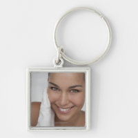Femme frottant son visage avec un chiffon