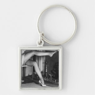 Porte-clés Femme s'asseyant par la cheminée B&W