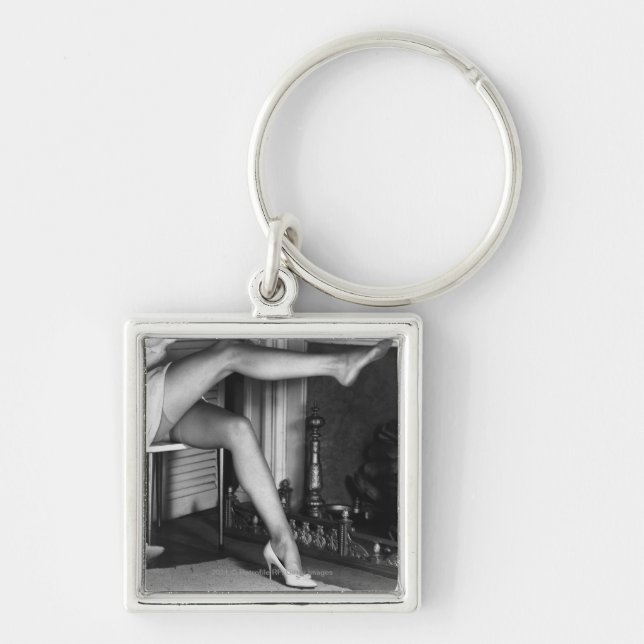 Porte-clés Femme s'asseyant par la cheminée B&W (Devant)