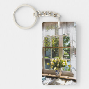 Porte-clés Fenêtre avec rideau de dentelle et tulipes