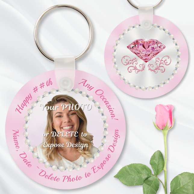 Porte-clés Fête d'anniversaire de la femme pour les adultes,  (Ideas for goodie bags for adults. Personalized photo keychains. Diamonds and Pearls party theme.)