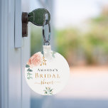 Porte-clés Fête des mariées rose or floral eucalyptus faveur<br><div class="desc">Un arrière - plan blanc chic. Décoré d'or rose, de fleurs roses rousses, de fleurs (rose) et de feuilles d'eucalyptus vert aquarellés, de sprigs, de verdure et d'une fausse feuille d'or. Personnalisez et ajoutez le nom de la mariée à être. Lettres noires et dorées. Parfait comme un gardien et une...</div>