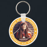 Porte-clés Fière de notre Bachelière 20XX Photo<br><div class="desc">Ce design simple et classique est composé de typographie serif et d'ajouter une photo personnalisée.</div>