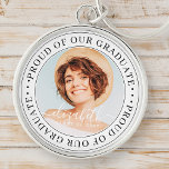 Porte-clés Fière de notre Graduate 20XX Modern Graduation Pho<br><div class="desc">Ce design simple et classique est composé de typographie serif et d'ajouter une photo personnalisée.</div>