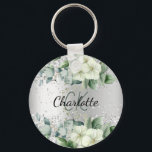Porte-clés Florales blanches d'argent eucalyptus nom de la vé<br><div class="desc">Un faux arrière - plan argenté décoré de fleurs blanches,  de fleurs et d'eucalyptus. Personnalisez et ajoutez vos initiales monographiques et votre prénom</div>