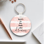 Porte-clés Fools Qui Rêve Citation Blush Rose Aquarelle Moder<br><div class="desc">"Voilà pour les imbéciles qui rêvent." Faites partie de ceux qui laissent toujours leur optimisme contrôler leur vision et leurs aspirations. Ce porte - clé riche, moderne, graphique, minimaliste combine une typographie audacieuse, san-serif et un script de calligraphie manuscrit, sur des bandes d'aquarelle rose vif, le tout sur un arrière...</div>