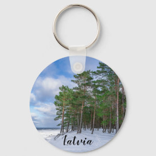 Porte-clés Forêt de pins près de la côte de la mer en Lettoni