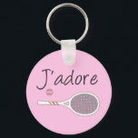 Porte-clés French Chic J'adore Joueur de Tennis Design Rose<br><div class="desc">J'adore le design de tennis en français chic, avec raquette de tennis rétro blanche. Cadeau de design classique, chic, preppy et élégant pour joueur de tennis. Un cadeau simple et minimaliste pour votre coach de tennis ou votre équipe de tennis. Cadeau personnalisé pour un joueur de tennis. Illustration de tennis...</div>