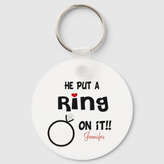 Porte-clés Funny Personnalisé Il a mis une bague sur elle