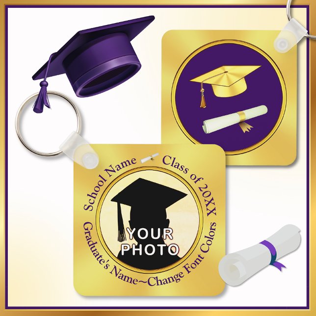 Porte-clés Garanties de diplôme pour les invités, CHANGER DE  (Gifts for Guests at Graduation Party. Personalised Graduation Keyrings. Purple Gold, Grad Keychains.)