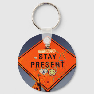 Porte-clés Gardez votre présence, inscription de route orange
