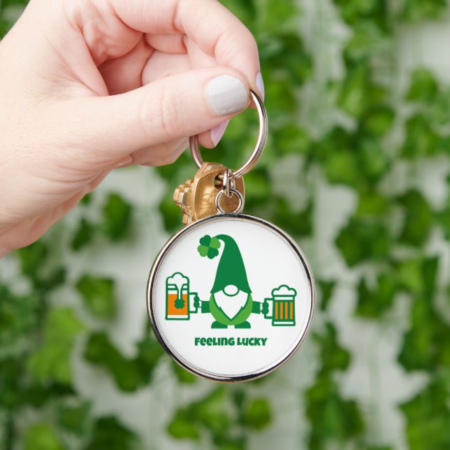 Porte-clés Gnome de la Saint-Patrick avec chope de bière (Main)