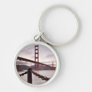 Porte-clés Golden gate bridge contre des montagnes