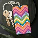 Porte-clés Grand Motif coloré Chevron<br><div class="desc">Un design en zag graphique et audacieux dans des couleurs douces et joyeuses. Ce design coloré se retrouve sur de nombreux styles coques populaires. Si vous devez apporter des modifications à l'art,  cliquez sur le bouton customiser et apporter des modifications.</div>