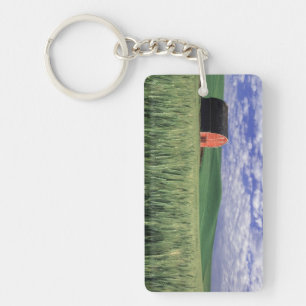 Porte-clés Grange rouge dans un champ de blé et d'orge à Whit