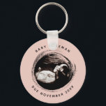 Porte-clés Grossesse Bébé Fille Sonogramme Ultrasound Photo r<br><div class="desc">Grossesse Bébé Sonogramme Ultrasound Photo Nouveau Maman porte - clé Peut être entièrement customisé pour répondre à vos besoins. © Gorjo Designs. Fait pour vous via la plateforme Zazzle. // Note : la photo utilisée est une image de réserve uniquement. Vous devrez remplacer par votre propre photo avant de commander/imprimer....</div>