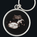 Porte-clés Grossesse Bébé Sonogramme Ultrasons Photo Nouvelle<br><div class="desc">Grossesse Bébé Sonogramme Ultrasound Photo Nouveau Maman porte - clé Peut être entièrement customisé pour répondre à vos besoins. © Gorjo Designs. Fait pour vous via la plateforme Zazzle. // Note : la photo utilisée est une image de réserve uniquement. Vous devrez remplacer par votre propre photo avant de commander/imprimer....</div>