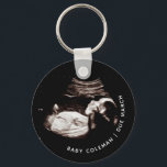 Porte-clés Grossesse Bébé Sonogramme Ultrasons Photo Nouvelle<br><div class="desc">Grossesse Bébé Sonogramme Ultrasound Photo Nouveau Maman porte - clé Peut être entièrement customisé pour répondre à vos besoins. © Gorjo Designs. Fait pour vous via la plateforme Zazzle. // Note : la photo utilisée est une image de réserve uniquement. Vous devrez remplacer par votre propre photo avant de commander/imprimer....</div>