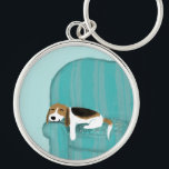 Porte-clés Happy Couch Beagle | Chien dormant mignon | Art po<br><div class="desc">Joli Porte - clé Beagle. Illustration d'un joyeux hound reposant à la maison sur le canapé. Ce chiot endormi adore sa place sur le canapé. Découvrez le Doodle World de Jenn pour encore plus d'art et de cadeaux amusants pour les amoureux des animaux de compagnie.</div>