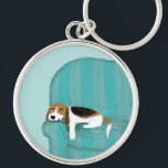Porte-clés Happy Couch Beagle | Chien dormant mignon | Art po<br><div class="desc">Joli Porte - clé Beagle. Illustration d'un joyeux hound reposant à la maison sur le canapé. Ce chiot endormi adore sa place sur le canapé. Découvrez le Doodle World de Jenn pour encore plus d'art et de cadeaux amusants pour les amoureux des animaux de compagnie.</div>