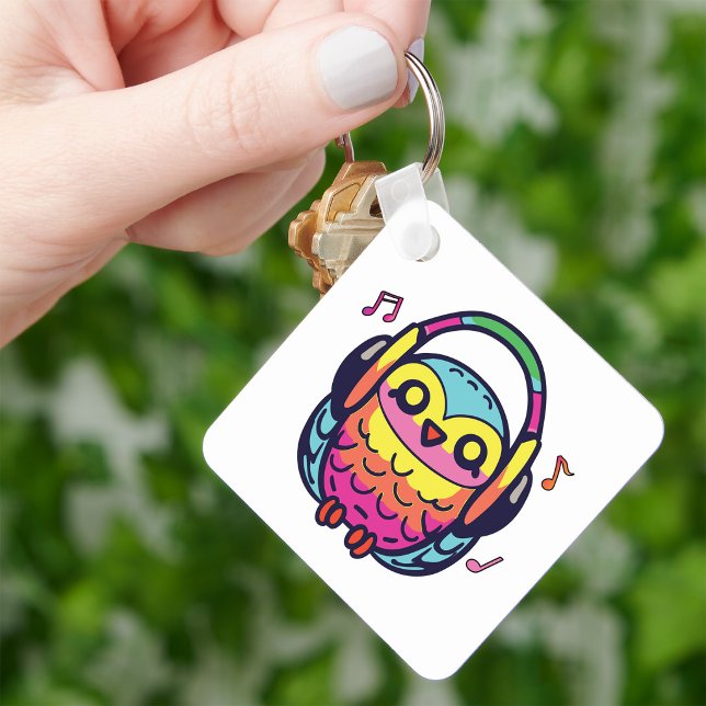 Porte-clés Happy Owl avec écouteurs écoutant de la musique. (Happy Owl with headphones listening to music. Keychain)