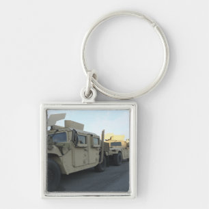 Porte-clés Humvees se reposent sur le pilier à la ville de