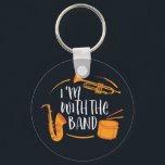 Porte-clés I'm With The Band Funny Cool Marching Band<br><div class="desc">Conception amusante de fanfare pour ceux qui jouent du saxophone, de la trompette ou du tambour dans un groupe, un orchestre ou une représentation musicale. Cool vintage de musique de bande rétro marchandises pour groupe geek, groupe nerd ou camp de bande. Parfait pour la répétition de groupe de marche et...</div>