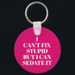 Porte-clés Impossible de réparer les bêtises<br><div class="desc">Le porte - clé à bouton rond contient le texte "I Can't Fix Stupid, But I Can Sedate It" sur un arrière - plan rose chaud ou toute couleur que vous choisissez, parfait pour un ambulancier, une infirmière ou un médecin. Les porte - clés font des cadeaux amusants pour la...</div>