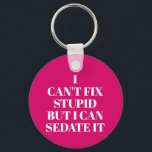 Porte-clés Impossible de réparer les bêtises<br><div class="desc">Le porte - clé à bouton rond contient le texte "I Can't Fix Stupid, But I Can Sedate It" sur un arrière - plan rose chaud ou toute couleur que vous choisissez, parfait pour un ambulancier, une infirmière ou un médecin. Les porte - clés font des cadeaux amusants pour la...</div>
