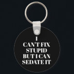 Porte-clés Impossible de réparer un Porte - clé stupide<br><div class="desc">Le porte - clé à bouton rond contient le texte "I Can't Fix Stupid, But I Can Sedate It" sur un arrière - plan noir ou toute couleur que vous choisissez, parfait pour un ambulancier, une infirmière ou un médecin. Les porte - clés font des cadeaux amusants pour la famille...</div>