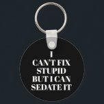 Porte-clés Impossible de réparer un Porte - clé stupide<br><div class="desc">Le porte - clé à bouton rond contient le texte "I Can't Fix Stupid, But I Can Sedate It" sur un arrière - plan noir ou toute couleur que vous choisissez, parfait pour un ambulancier, une infirmière ou un médecin. Les porte - clés font des cadeaux amusants pour la famille...</div>