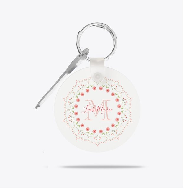 Porte-clés Initiale personnalisée Couronne de fleurs de pêche (Peach floral wreath monogram keychain with blush flowers and custom initial name design.)