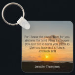 Porte-clés Inspirationnelle Bible Verse Jérémie 29:11 Lever d<br><div class="desc">Car je connais les plans que j'ai pour vous, déclare le Seigneur. Des plans pour vous prospérer et non pour vous nuire, des plans pour vous donner de l'espoir et un avenir. Jérémie 29:11 verset de la bible sur un beau cadeau de photographie de lever de soleil océanique avec votre...</div>