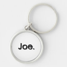 Joe. Nom en lettres noires sur fond blanc