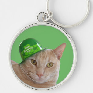 Porte-clés Joli chat orange portant un chapeau irlandais vert