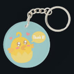 Porte-clés Jolie poussette jaune en coquille d'oeuf<br><div class="desc">Caricature adorable d'un bébé poussin jaune aux yeux pétillants en coquille d'oeuf. L'option Arrière - plan vous permet de modifier la couleur de votre choix à l'aide de l'option arrière - plan. Le jeune oiseau a deux coeurs autour de lui et une bulle de discours que vous pouvez customiser à...</div>