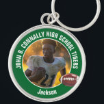 Porte-clés Joueur de football du lycée Vert<br><div class="desc">Ce cool customisé green high-school photo porte - clé de joueur de football présente la typographie blanche de votre équipe et le nom du joueur. Personnalisez avec votre nom d'athlète à côté de la balle.</div>