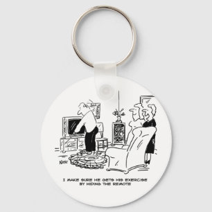 Porte-clés La femme masque la télécommande de la télévision