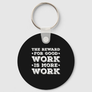 Porte-clés La Récompense Pour Un Bon Travail Est Plus De Trav
