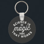 PORTE-CLÉS LA SCIENCE EST UNE MAGIE QUI FONCTIONNE<br><div class="desc">FUNNY</div>