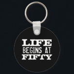 Porte-clés La vie commence à 50 Funny Birthday porte - clé<br><div class="desc">La vie commence à 50 drôle 50e anniversaire ronde bouton porte - clé. Citation amusante porte - clé pour hommes et femmes de cinquante ans. Modifier l'âge en conséquence. Design de typographie vintage défraîchi avec âge personnalisé. Ajoutez votre propre numéro personnalisé. Cool surprise fête d'anniversaire idée cadeau pour légendaire père,...</div>