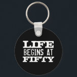Porte-clés La vie commence à 50 Funny Birthday porte - clé<br><div class="desc">La vie commence à 50 drôle 50e anniversaire ronde bouton porte - clé. Citation amusante porte - clé pour hommes et femmes de cinquante ans. Modifier l'âge en conséquence. Design de typographie vintage défraîchi avec âge personnalisé. Ajoutez votre propre numéro personnalisé. Cool surprise fête d'anniversaire idée cadeau pour légendaire père,...</div>