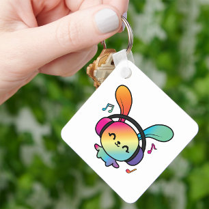 Porte-clés Lapin joyeux avec casque audio écoutant de la musi